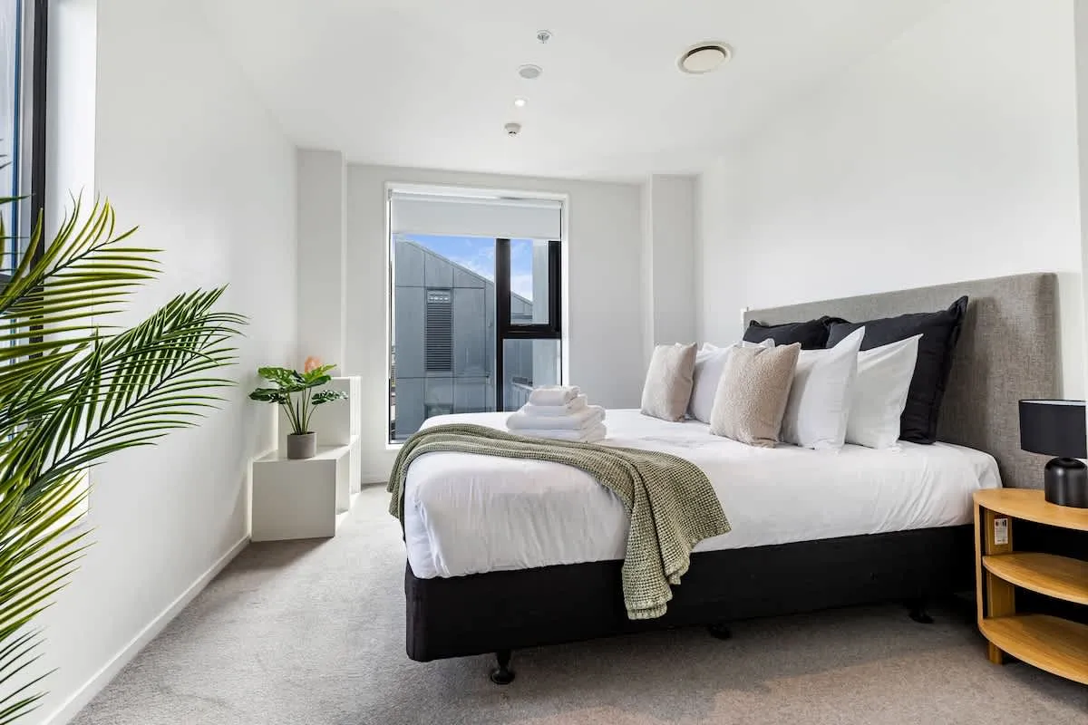 Refined 2br Auckland Flat -- Intimate, Work-ready Home Office & Sky Tower View #2
