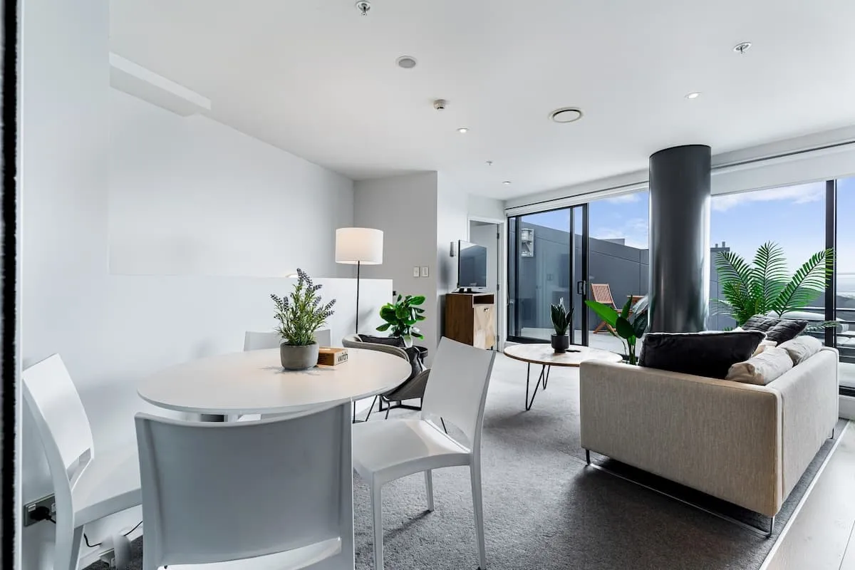 Refined 2br Auckland Flat -- Intimate, Work-ready Home Office & Sky Tower View #4