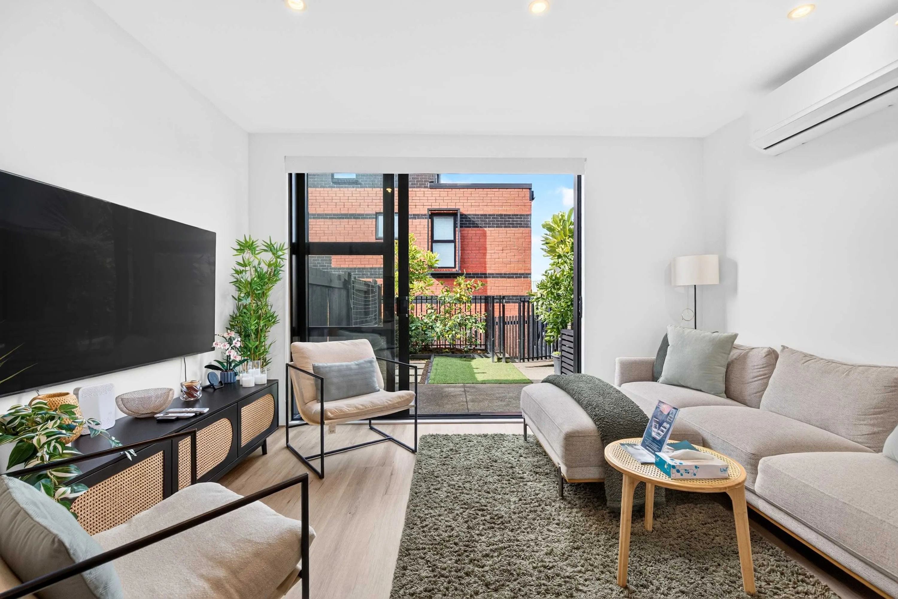 Sophisticated Auckland Flat: Roomy 3br With Dedicated Work-from-home Setup