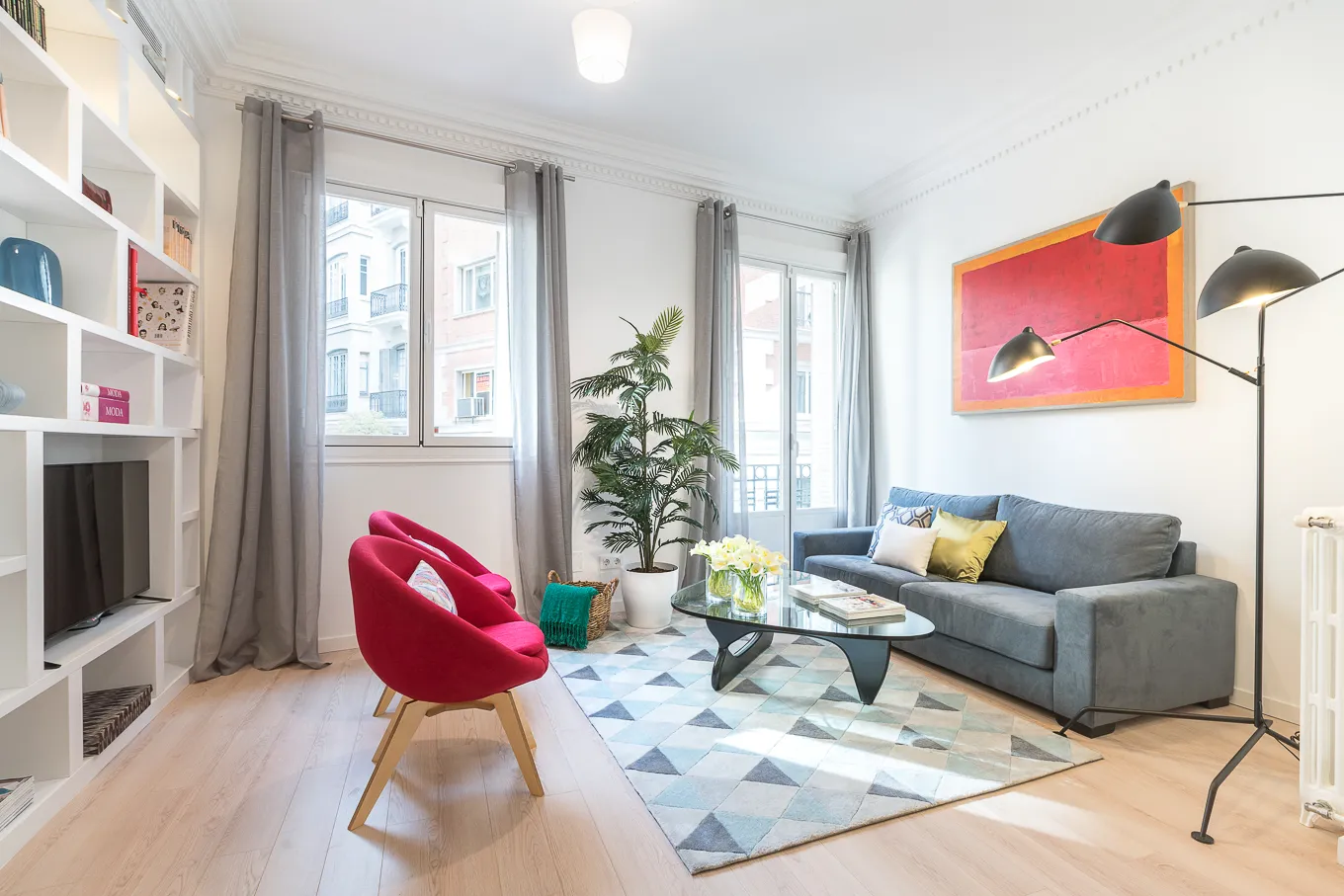 Premium Madrid Flat With Spacious Home Office And Modern Living Area