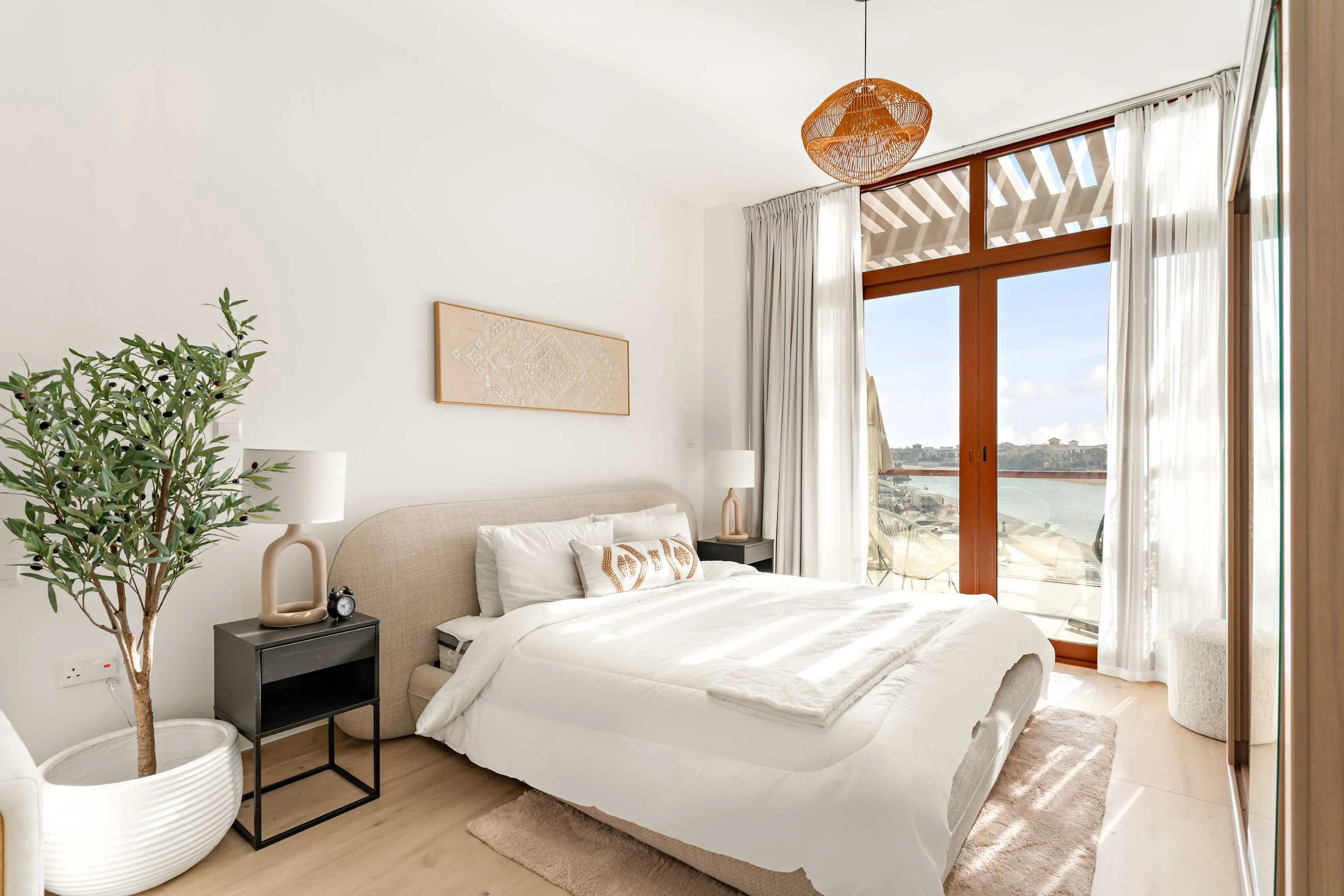 Elegant 47m2 Dubai Design Studio With Dedicated Home Office On Palm Jumeirah For Digital Nomads