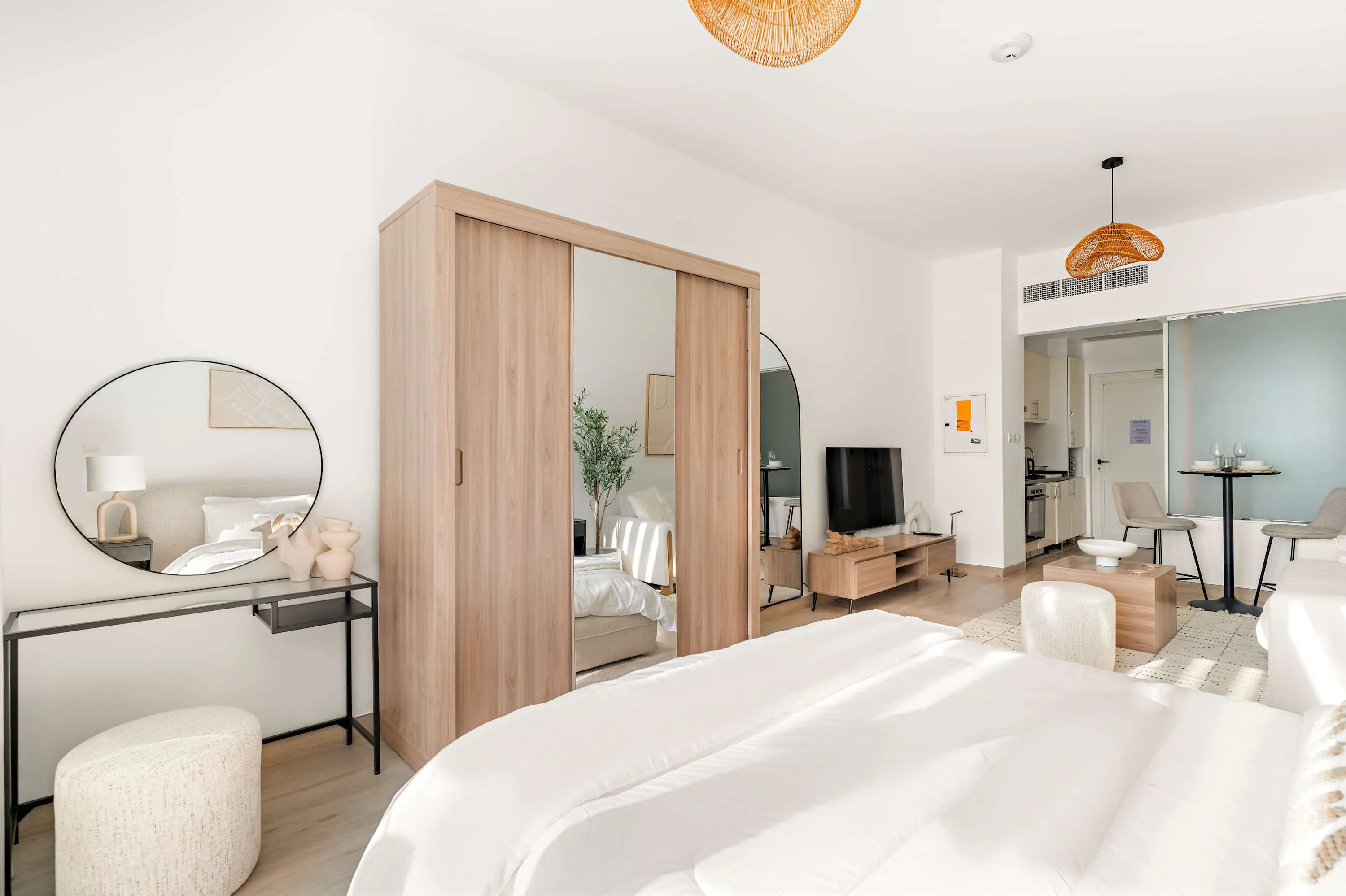 Elegant 47m2 Dubai Design Studio With Dedicated Home Office On Palm Jumeirah For Digital Nomads #5