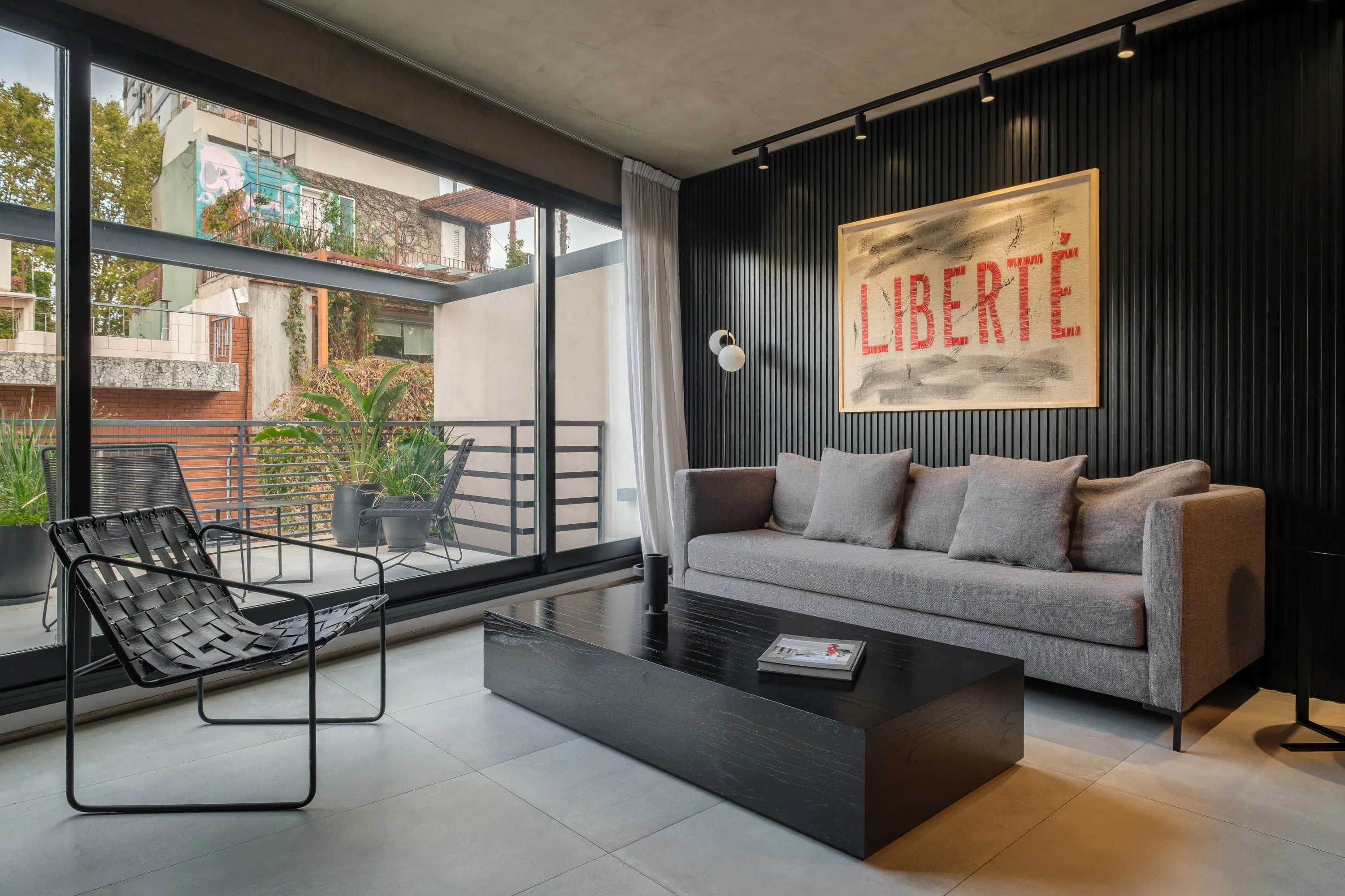 Chic 1-bedroom Apartment With Dedicated Home Office And Spacious Balcony In Soho