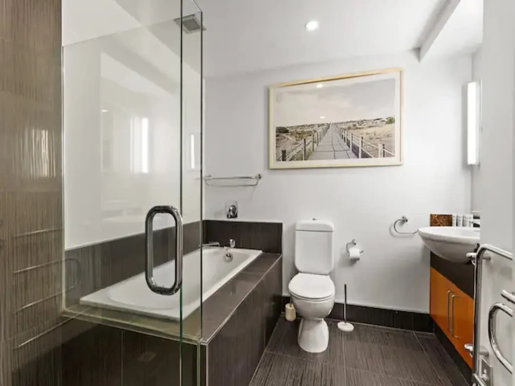 Contemporary Auckland Flat - Efficient 1-bed With Fast Wi-fi & Balcony Work Nook #5