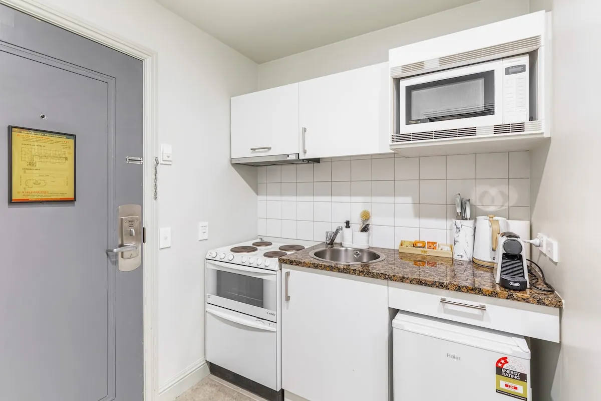 Intimate Sophisticated Auckland Flat - Work-from-home Ready With Pool & Gym #3