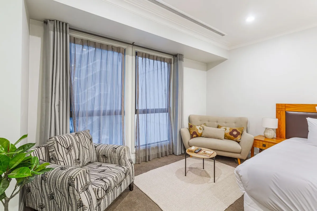 Intimate Sophisticated Auckland Flat - Work-from-home Ready With Pool & Gym #2