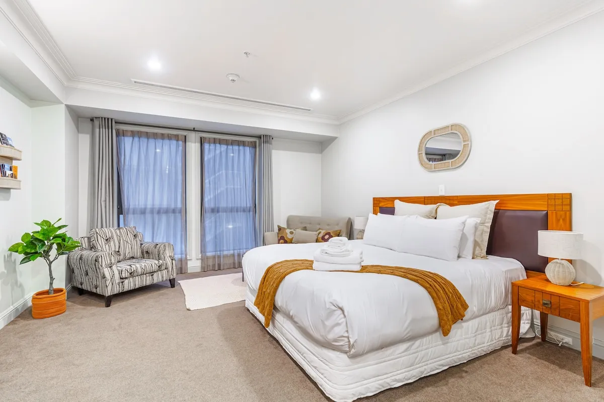 Intimate Sophisticated Auckland Flat - Work-from-home Ready With Pool & Gym