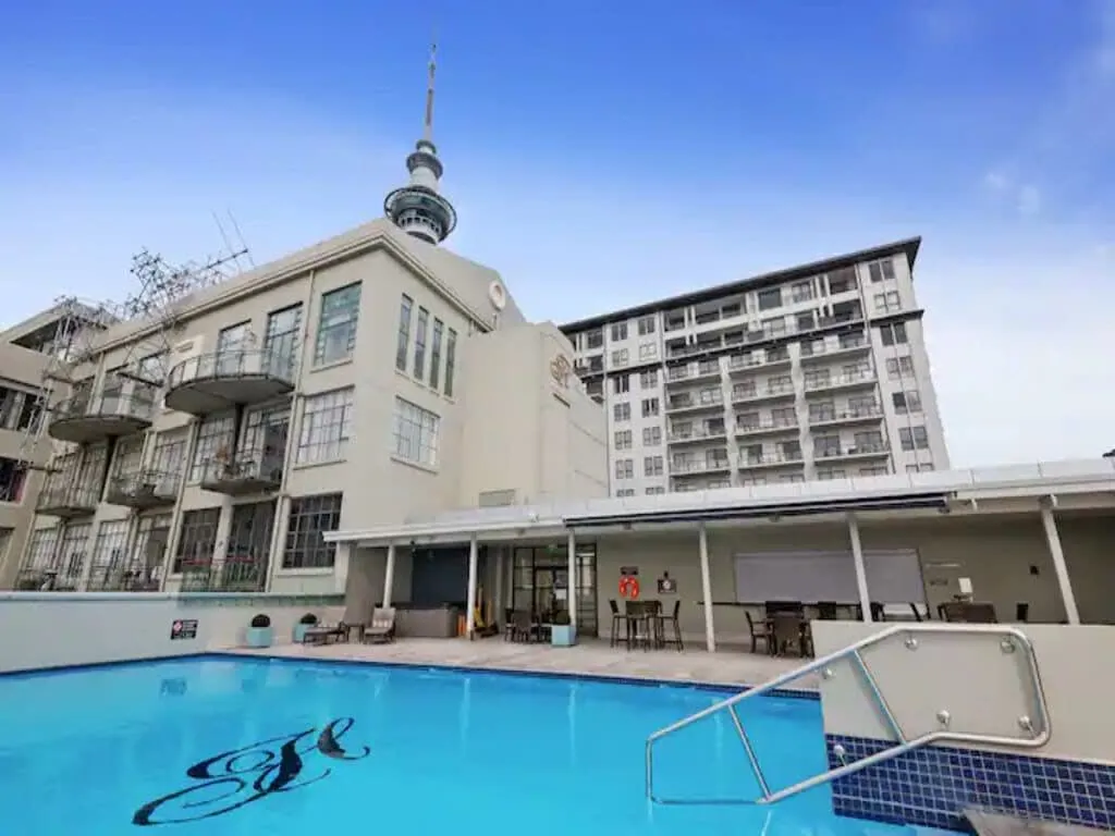 Refined 1-bed Auckland Flat -- Digital Nomad-ready Workspace, Gym & Parking #2