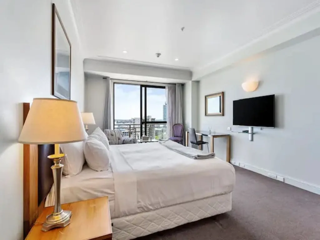 Refined 1-bed Auckland Flat -- Digital Nomad-ready Workspace, Gym & Parking #3