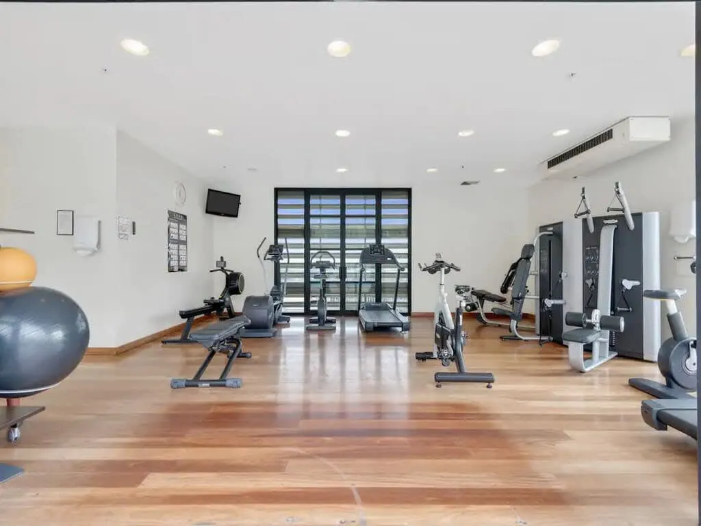 Refined 1-bed Auckland Flat -- Digital Nomad-ready Workspace, Gym & Parking #4