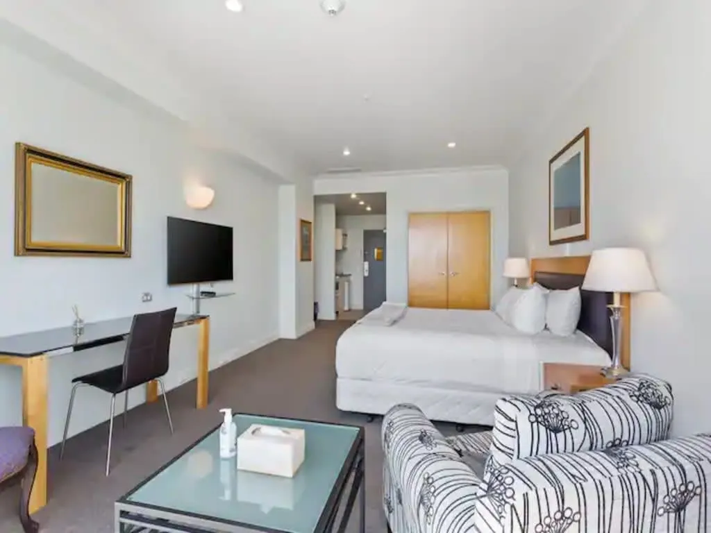 Refined 1-bed Auckland Flat -- Digital Nomad-ready Workspace, Gym & Parking #5