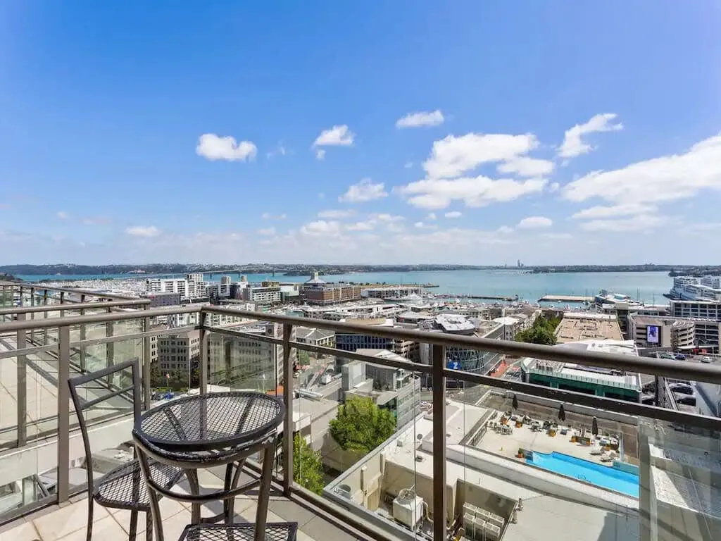 Refined 1-bed Auckland Flat -- Digital Nomad-ready Workspace, Gym & Parking