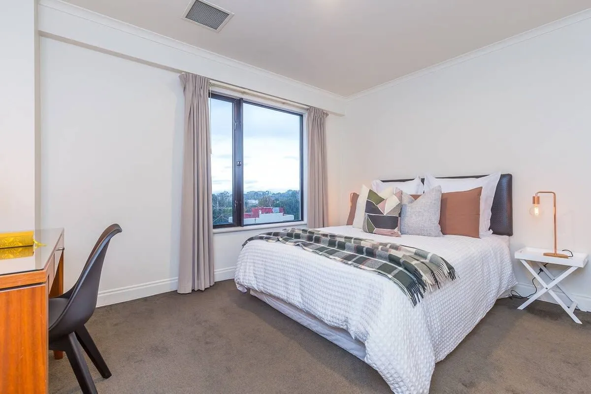 Charming Distinctive Auckland City Flat -- Digital Nomad Setup, Pool & Gym #3
