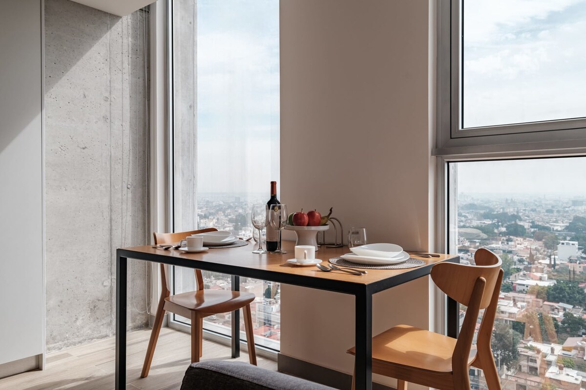 Impressive Open-plan Studio With Home Office Space And City Views #4
