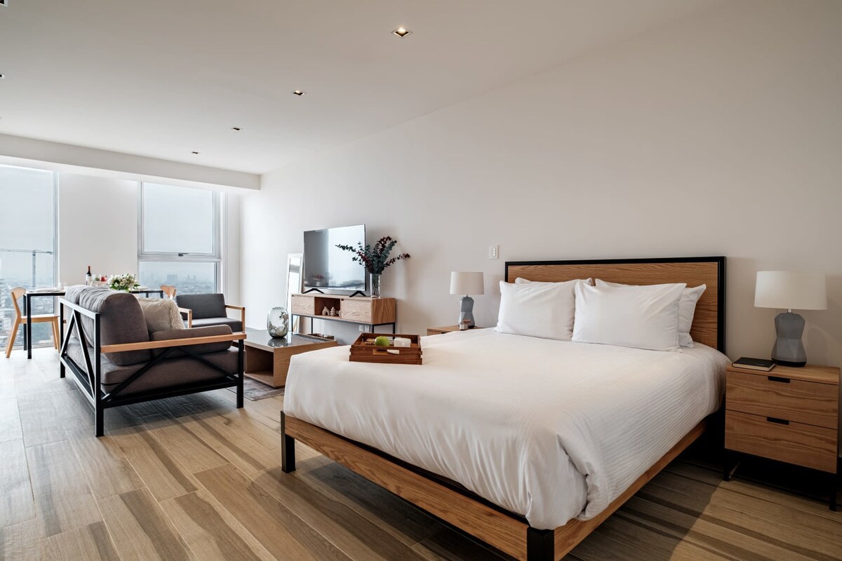 Impressive Open-plan Studio With Home Office Space And City Views #2