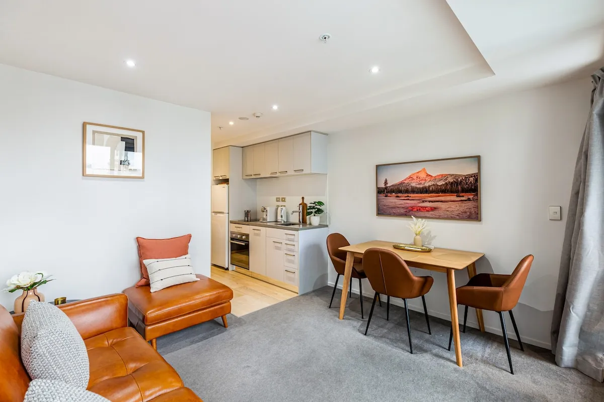 Compact Luxurious Executive Flat, Auckland - Work Nook, Balcony & Pool