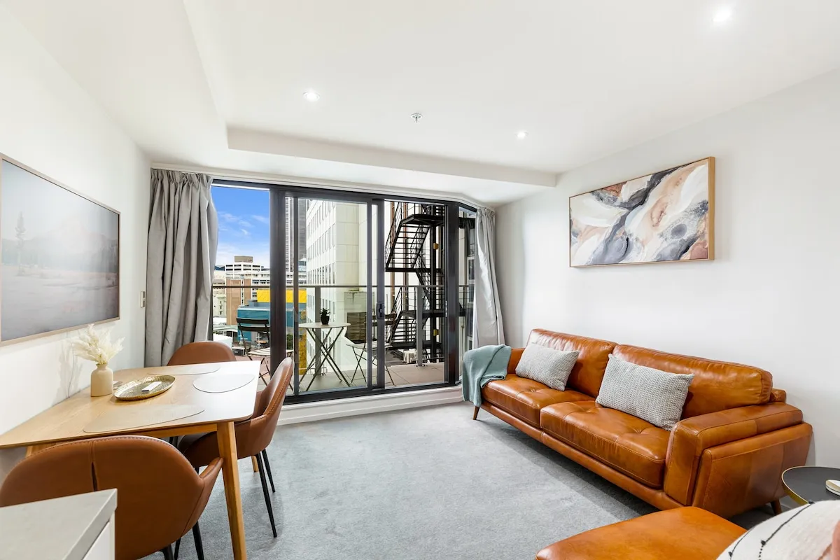 Compact Luxurious Executive Flat, Auckland - Work Nook, Balcony & Pool #5