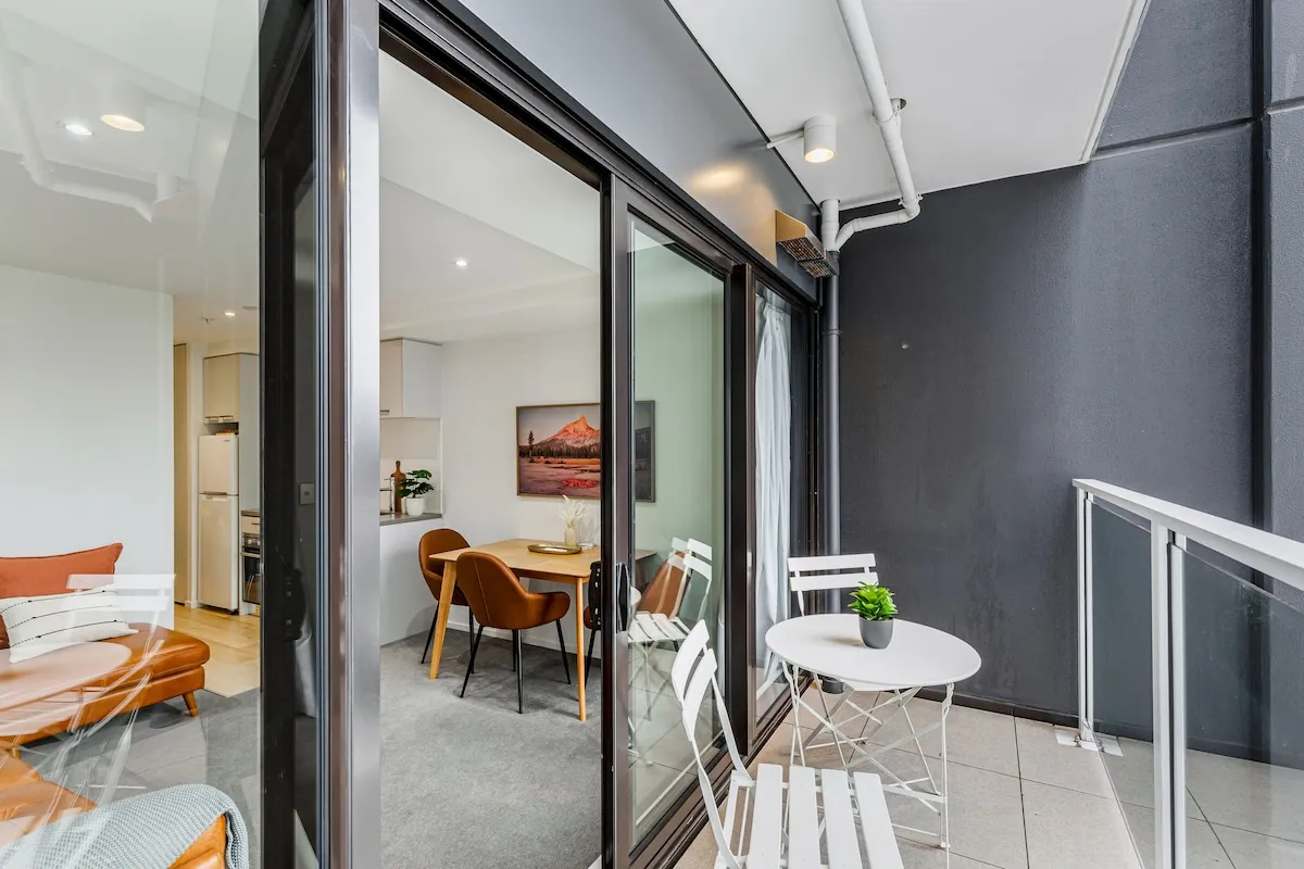 Compact Luxurious Executive Flat, Auckland - Work Nook, Balcony & Pool #3