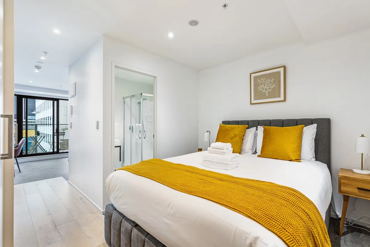 Compact Luxurious Executive Flat, Auckland - Work Nook, Balcony & Pool #4