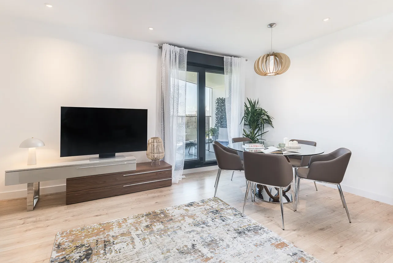 Refined 3-bed Flat With Dedicated Home Office In Malaga For Remote Work Flexibility #4
