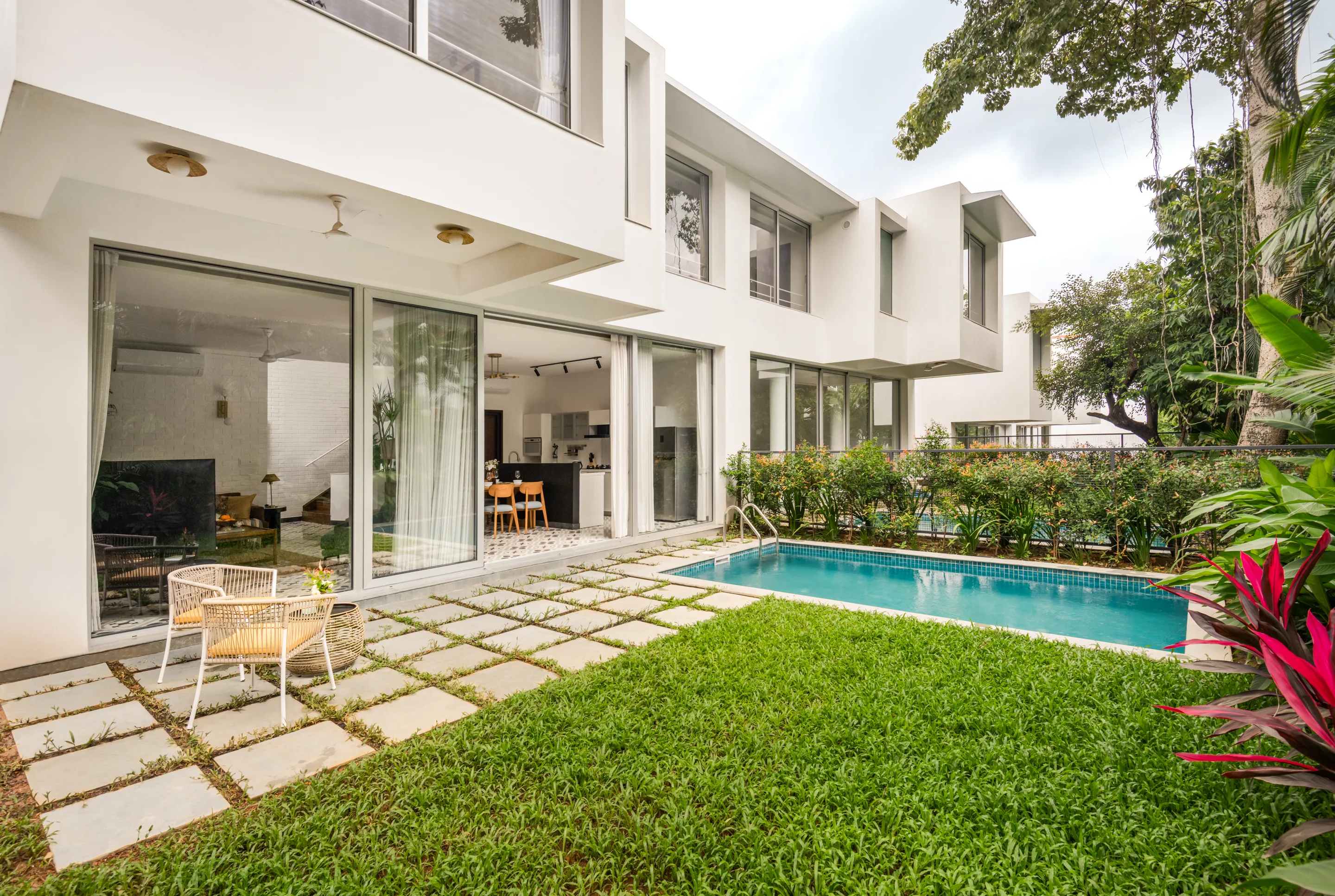 Contemporary 2-bed Flat With Bright Home Office In Goa For Digital Nomads