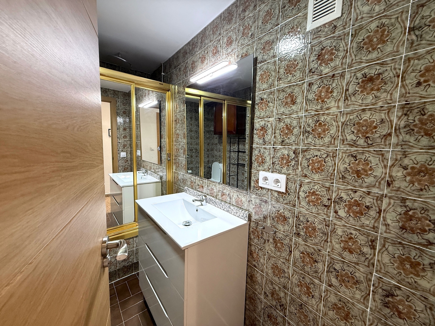 Contemporary 1-bed Flat With Cozy Work Nook In Valencia For Remote Professionals #3
