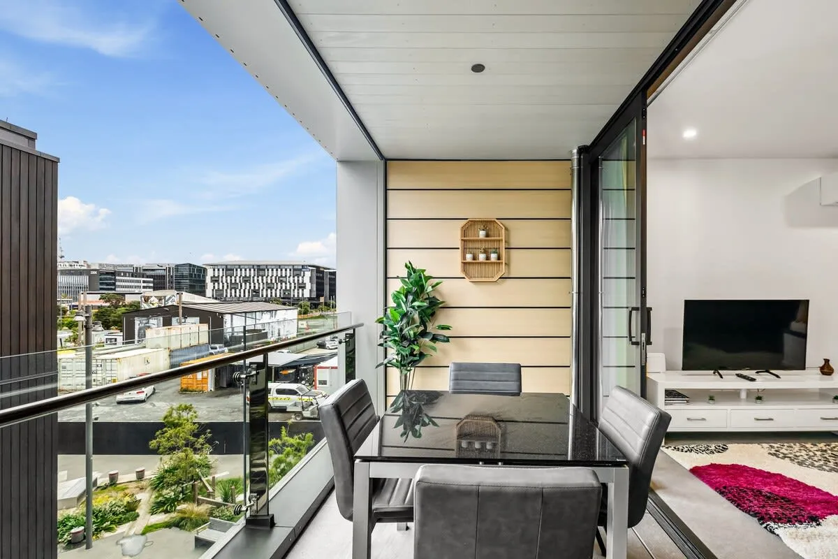 Stylish Efficient Studio - Work-from-home Setup In Wynyard Quarter, Auckland #3
